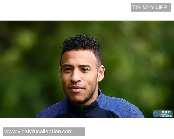 足球女星踢球瞬间展现魅力与力量的头像艺术作品